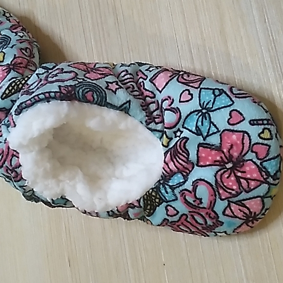 Jo Jo Siwa Girls slippers size 8-13 S/M Hearts & Bows Nickelodeon w no slip dots - Picture 2 of 8